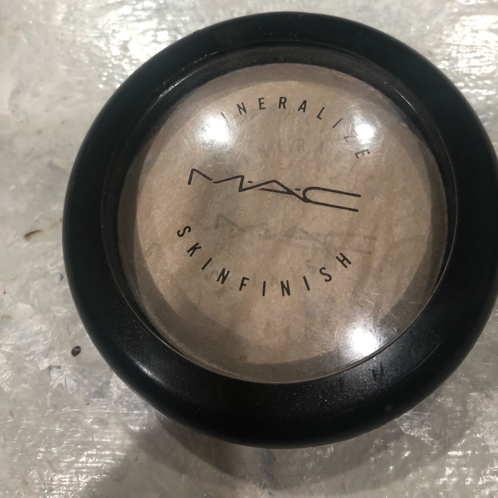 Mac mineralized skinfinish in “lightscapade”
